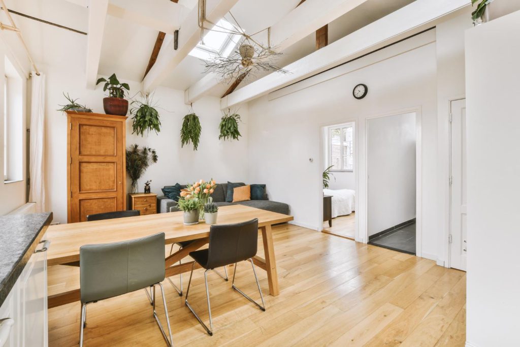 Nowoczesne podłogi z drewna to rozwiązanie, które cieszy się coraz większą popularnością wśród właścicieli domów i mieszkań